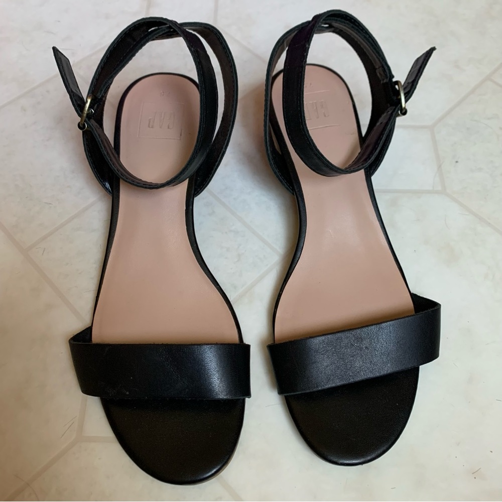 Gap women’s Block Heel ankle strap Sandal in True Black. Size 7.5